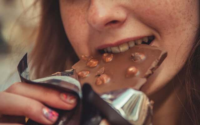 Mujer comiendo dulces sin control